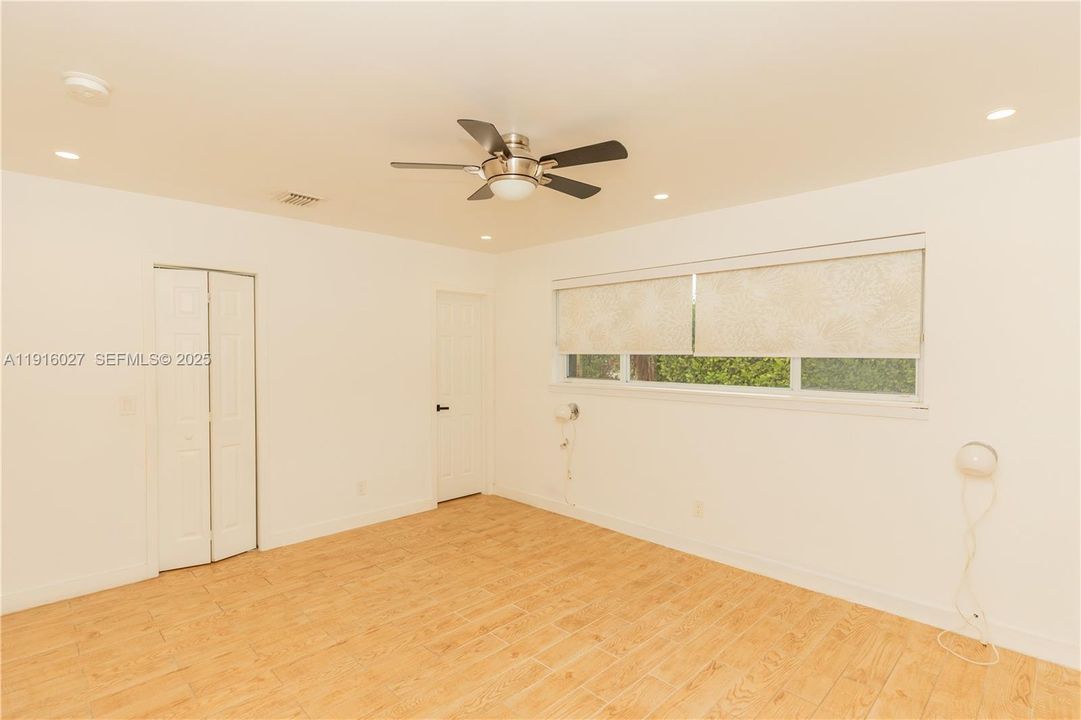 Active With Contract: $1,400,000 (4 beds, 2 baths, 1827 Square Feet)