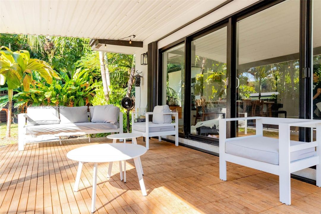 For Sale: $1,500,000 (4 beds, 2 baths, 1827 Square Feet)