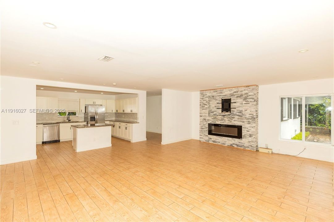 Active With Contract: $1,400,000 (4 beds, 2 baths, 1827 Square Feet)