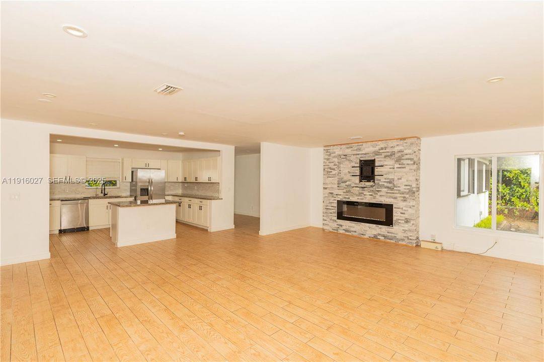 Active With Contract: $1,400,000 (4 beds, 2 baths, 1827 Square Feet)