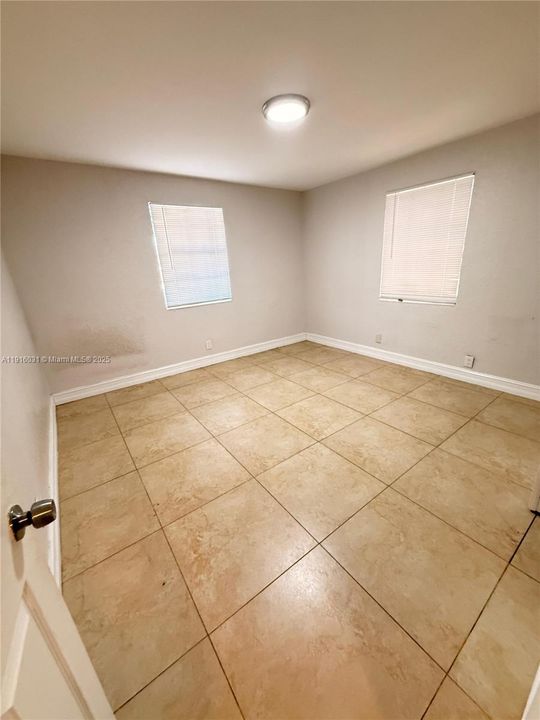 Active With Contract: $1,900 (2 beds, 1 baths, 2029 Square Feet)