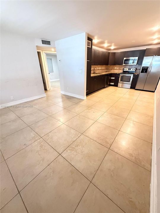 Active With Contract: $1,900 (2 beds, 1 baths, 2029 Square Feet)