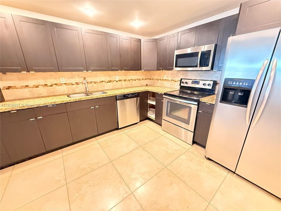 Active With Contract: $1,900 (2 beds, 1 baths, 2029 Square Feet)