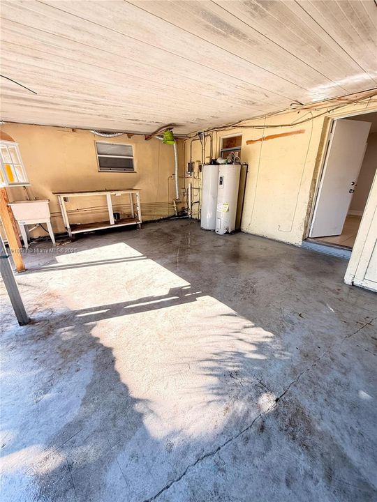 Active With Contract: $1,900 (2 beds, 1 baths, 2029 Square Feet)