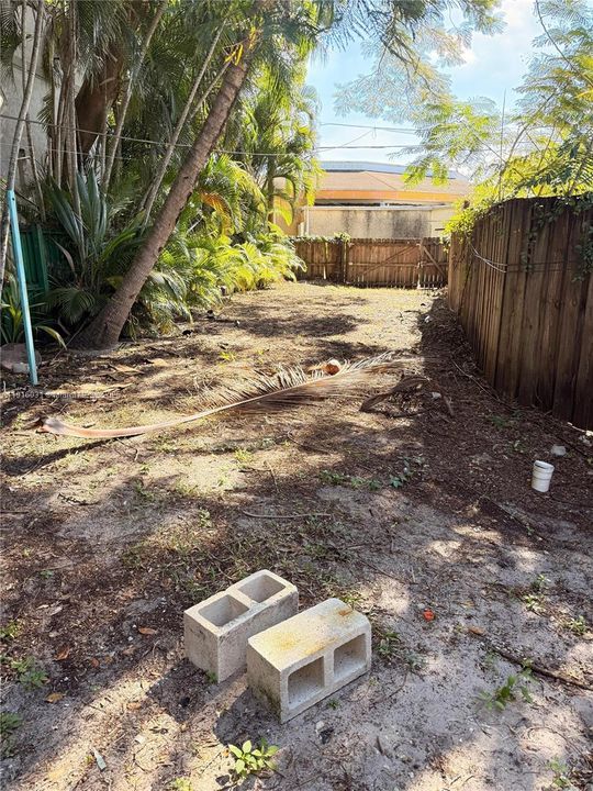 Active With Contract: $1,900 (2 beds, 1 baths, 2029 Square Feet)