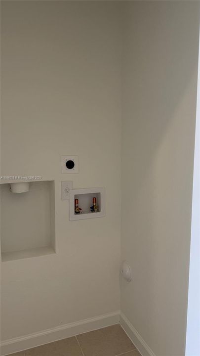 For Rent: $2,400 (3 beds, 3 baths, 1331 Square Feet)