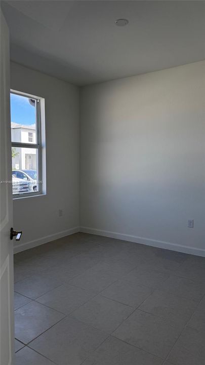 For Rent: $2,400 (3 beds, 3 baths, 1331 Square Feet)