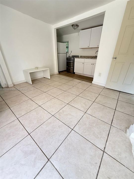 For Rent: $1,600 (2 beds, 1 baths, 1284 Square Feet)