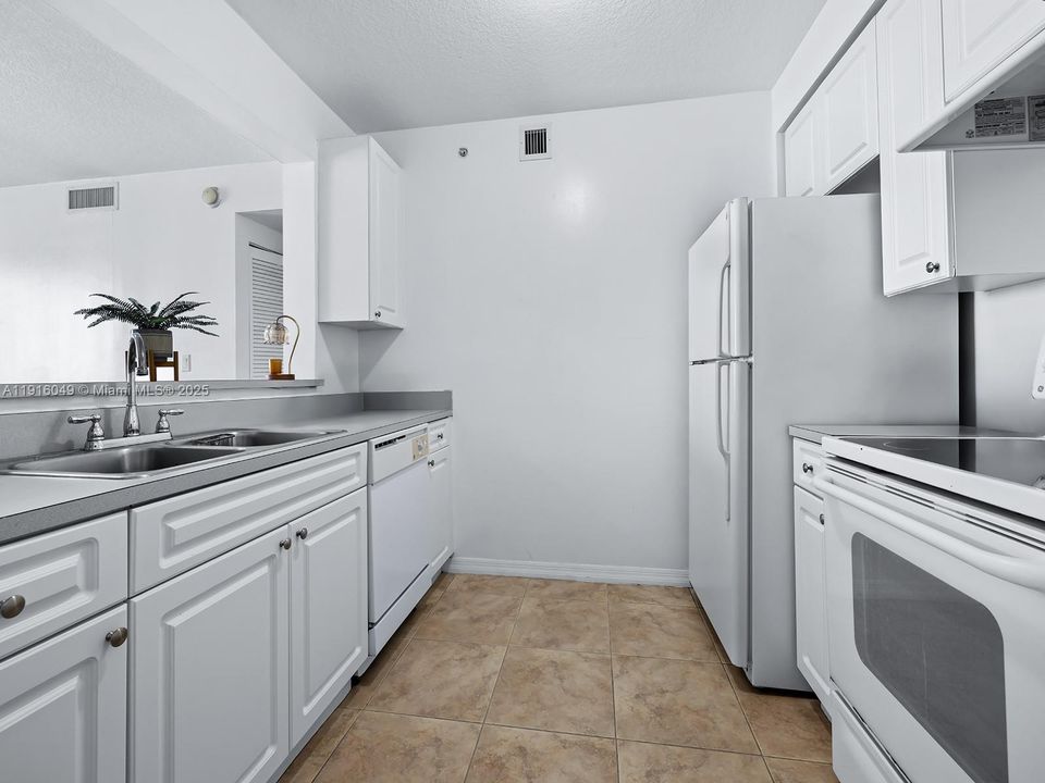 For Sale: $399,000 (2 beds, 2 baths, 893 Square Feet)