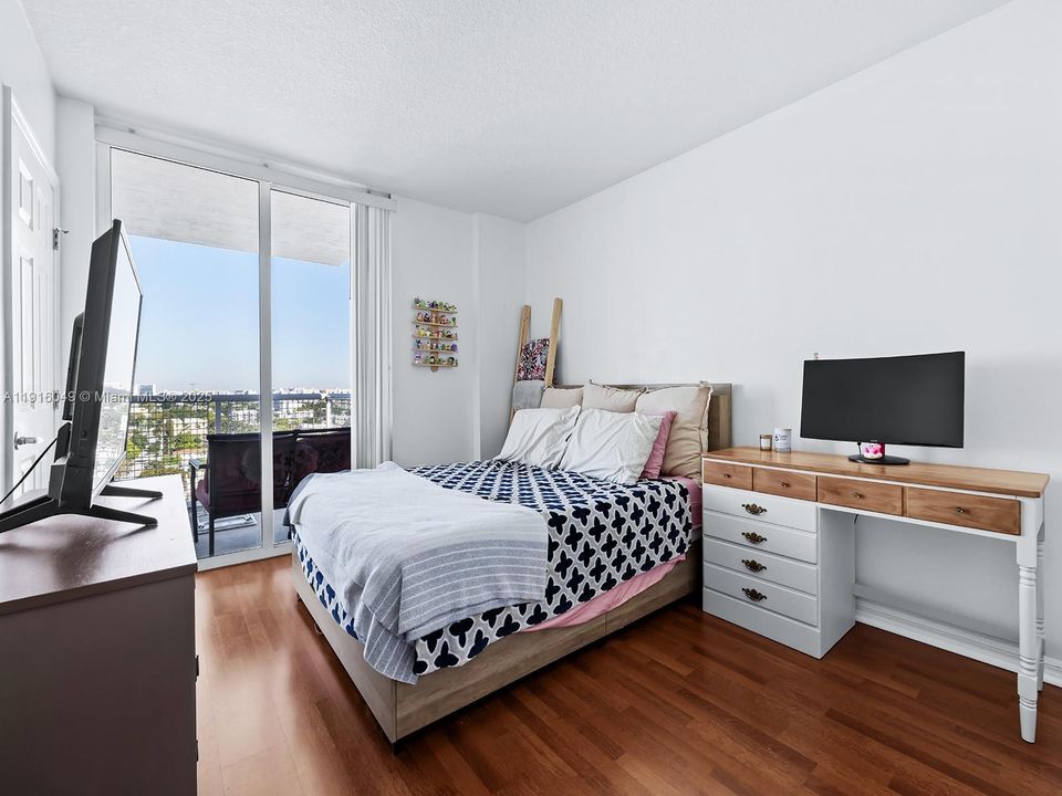 For Sale: $399,000 (2 beds, 2 baths, 893 Square Feet)