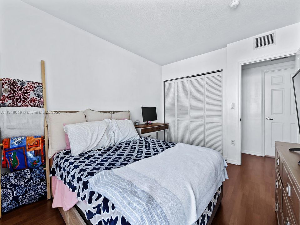 For Sale: $399,000 (2 beds, 2 baths, 893 Square Feet)