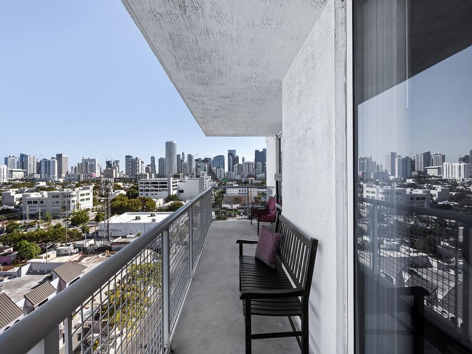 For Sale: $399,000 (2 beds, 2 baths, 893 Square Feet)