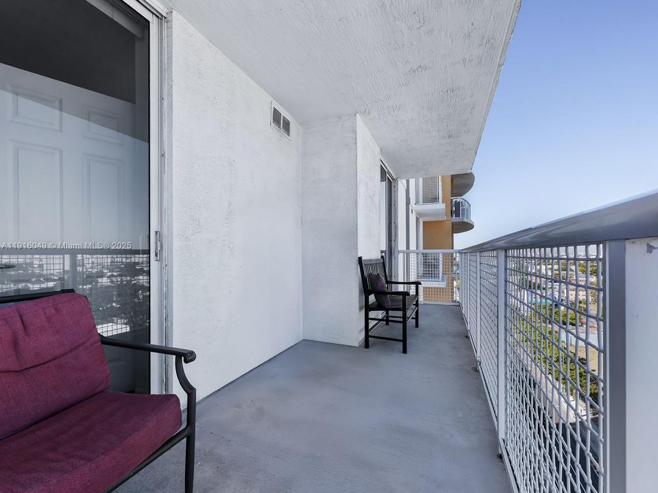 For Sale: $399,000 (2 beds, 2 baths, 893 Square Feet)