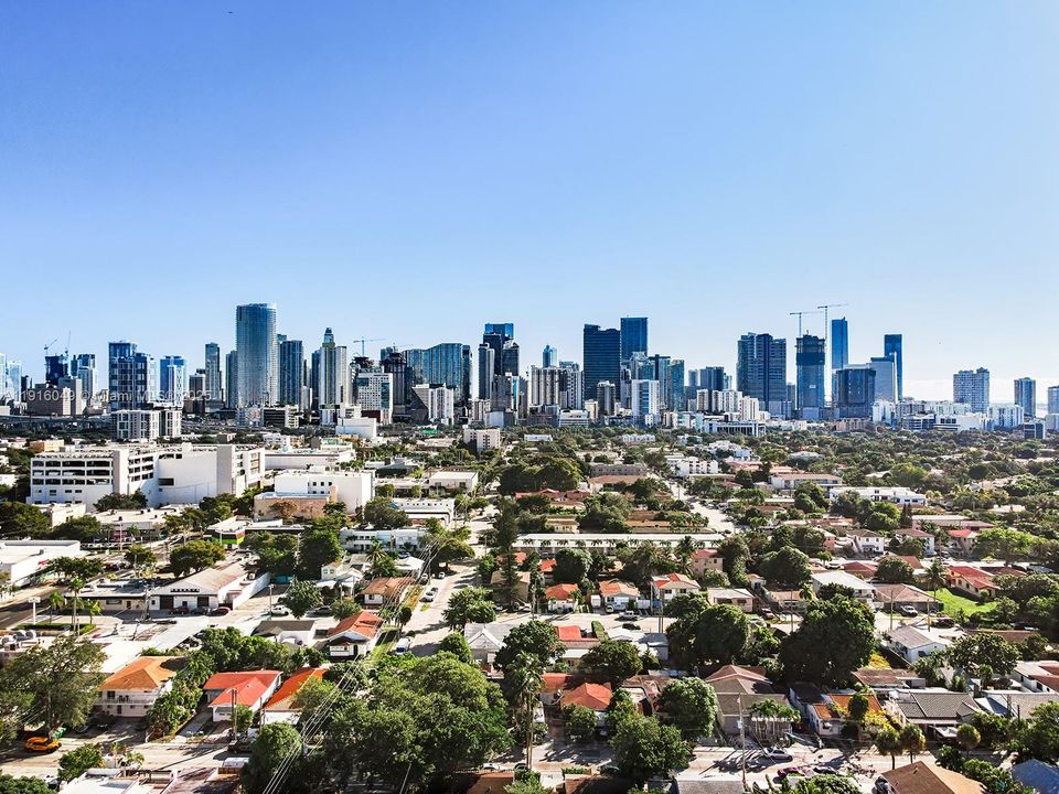 For Sale: $399,000 (2 beds, 2 baths, 893 Square Feet)