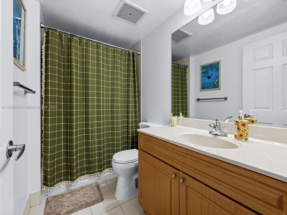 For Sale: $399,000 (2 beds, 2 baths, 893 Square Feet)