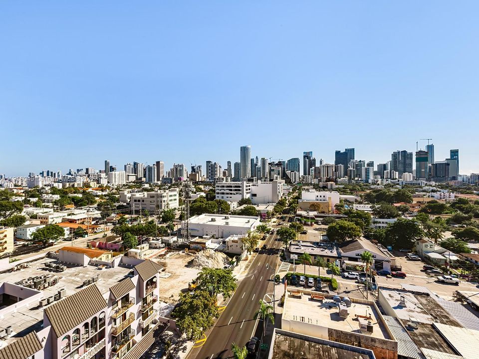 For Sale: $399,000 (2 beds, 2 baths, 893 Square Feet)