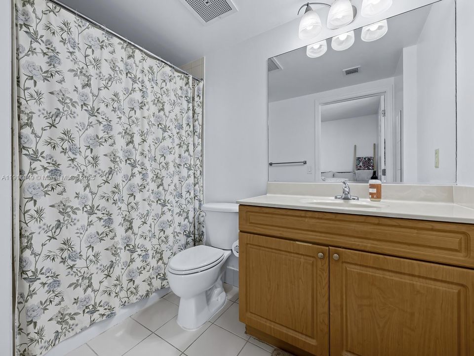 For Sale: $399,000 (2 beds, 2 baths, 893 Square Feet)