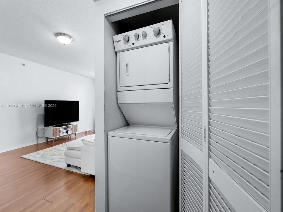 For Sale: $399,000 (2 beds, 2 baths, 893 Square Feet)