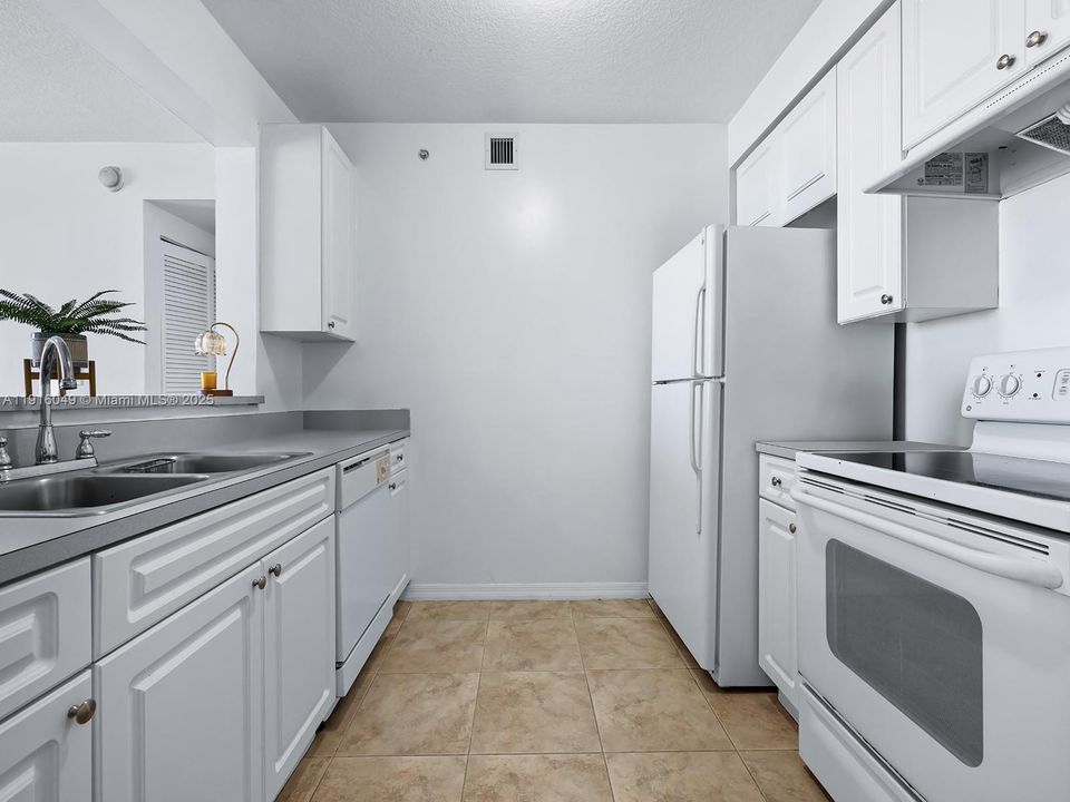 For Sale: $399,000 (2 beds, 2 baths, 893 Square Feet)