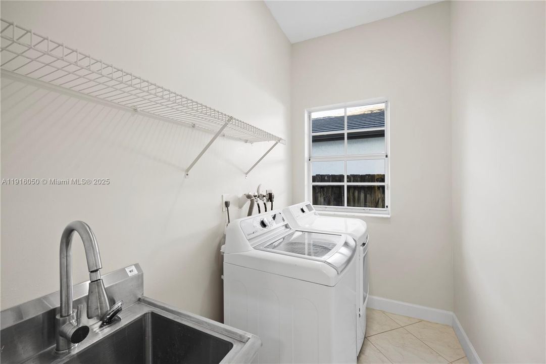 En Venta: $1,195,000 (5 camas, 4 baños, 3434 Pies cuadrados)