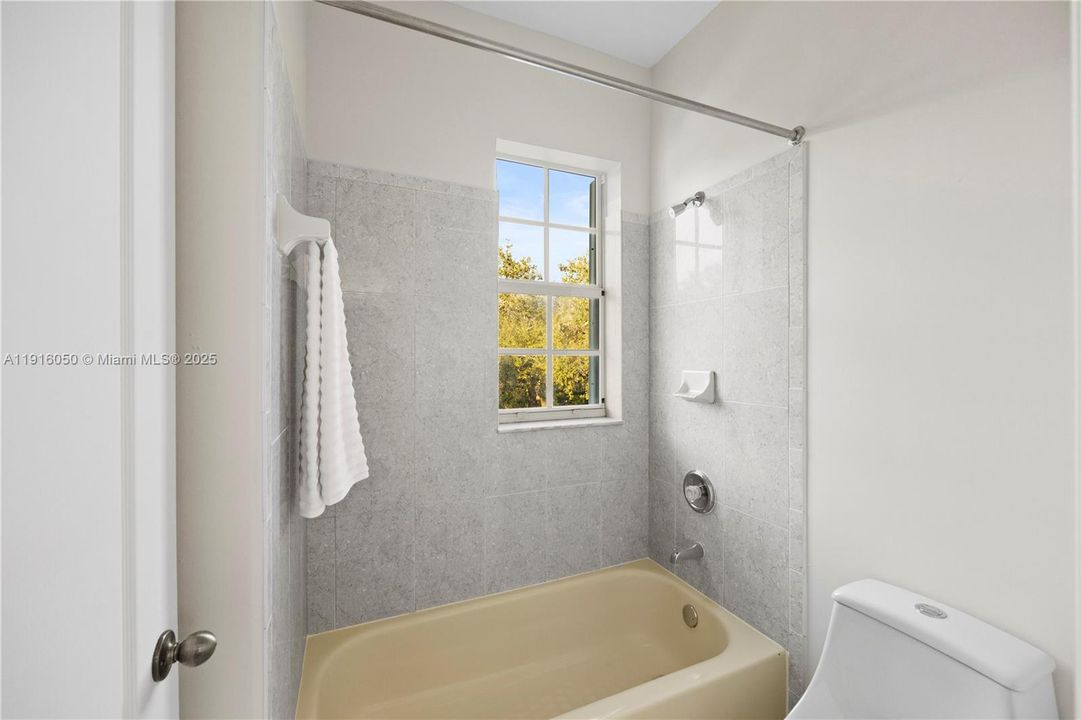 En Venta: $1,195,000 (5 camas, 4 baños, 3434 Pies cuadrados)