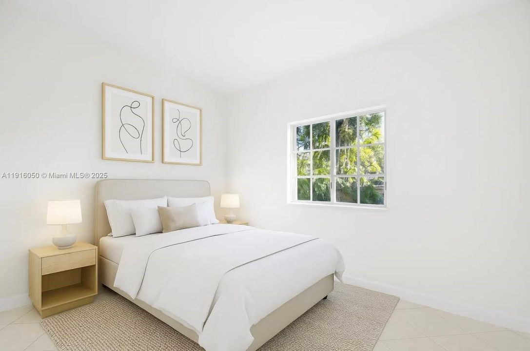 Second primary bedroomm with private bathroom and walk-in closet