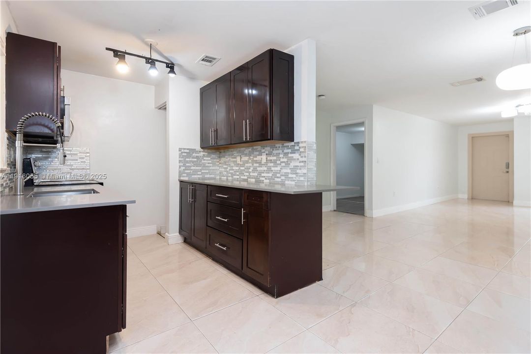 Active With Contract: $389,999 (3 beds, 2 baths, 1491 Square Feet)