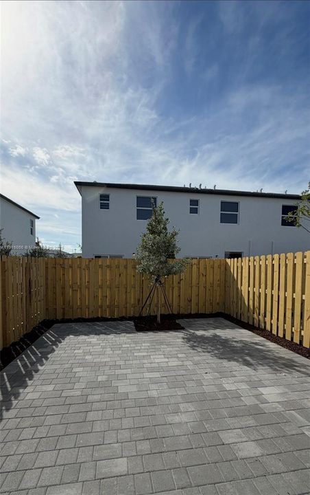 For Rent: $2,400 (3 beds, 2 baths, 1521 Square Feet)