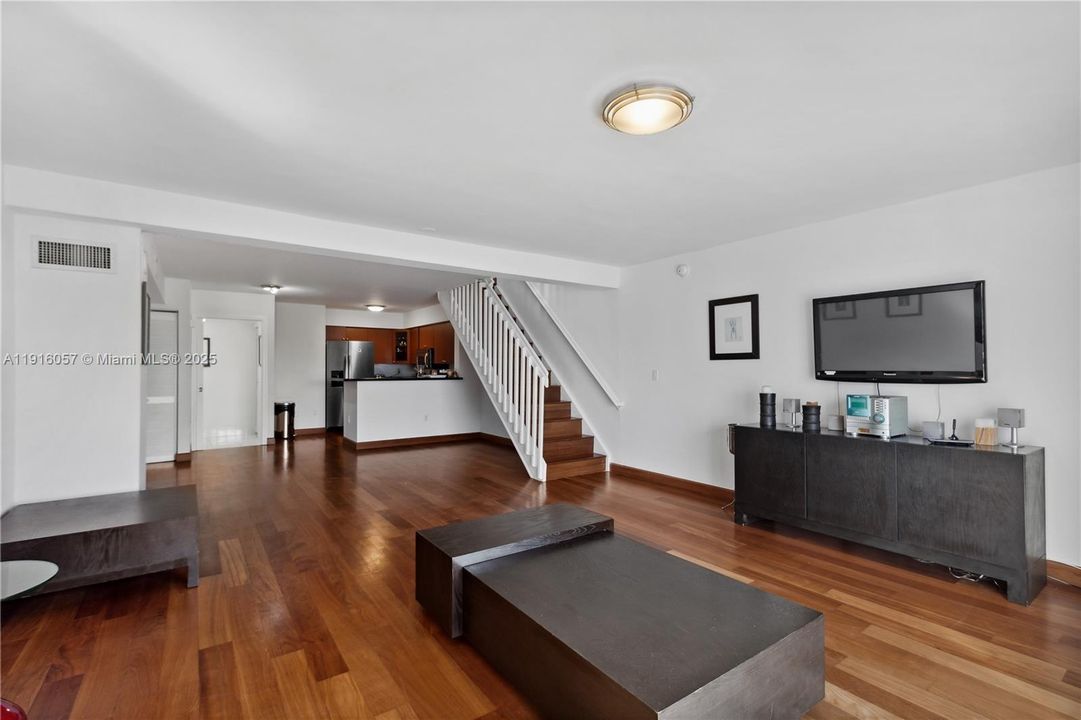 For Rent: $5,900 (1 beds, 1 baths, 1304 Square Feet)