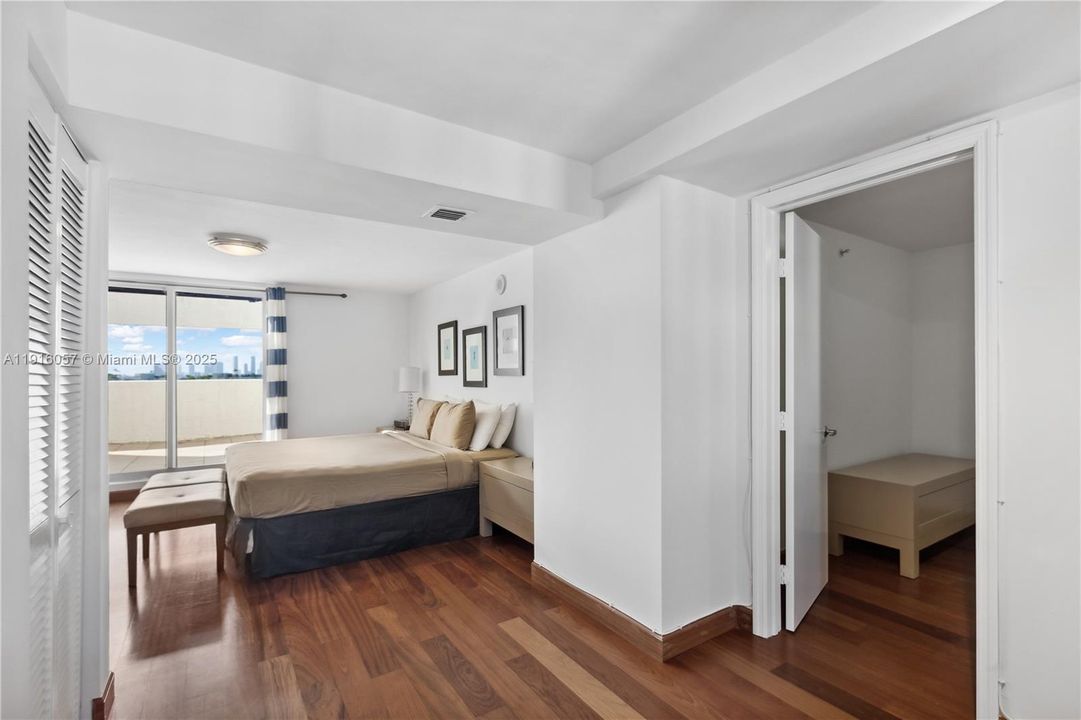 For Rent: $5,900 (1 beds, 1 baths, 1304 Square Feet)