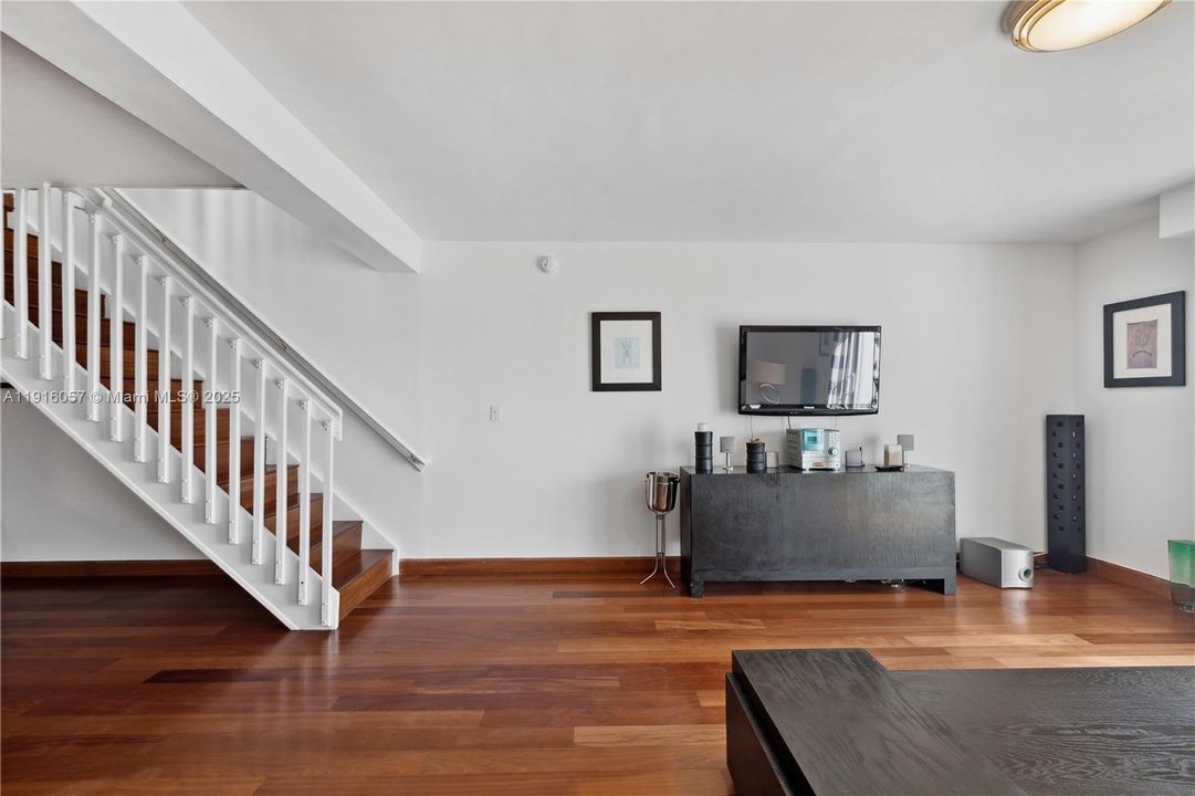 For Rent: $5,900 (1 beds, 1 baths, 1304 Square Feet)