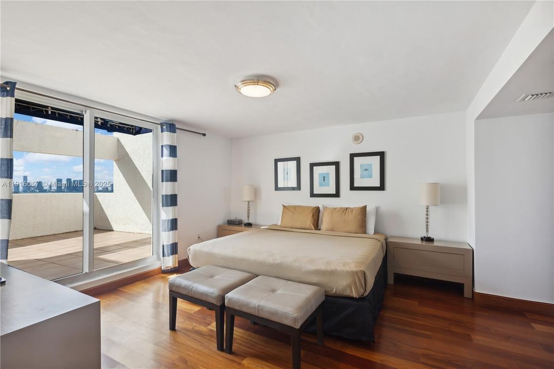 For Rent: $5,900 (1 beds, 1 baths, 1304 Square Feet)