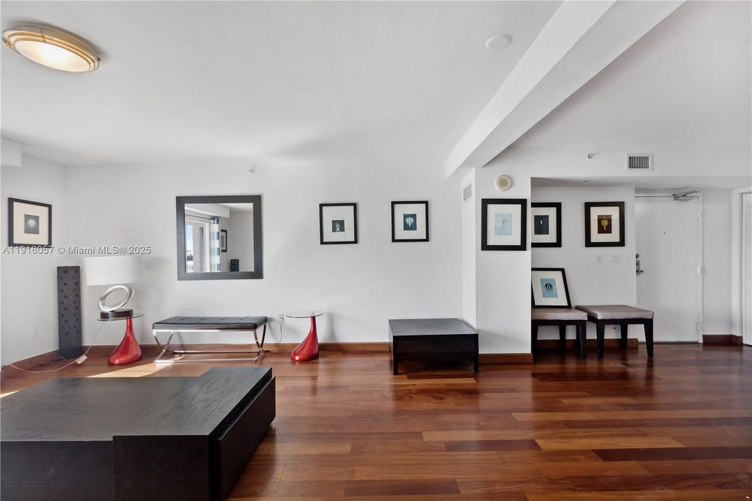 For Rent: $5,900 (1 beds, 1 baths, 1304 Square Feet)