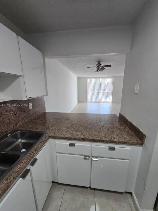 Active With Contract: $1,980 (2 beds, 1 baths, 980 Square Feet)