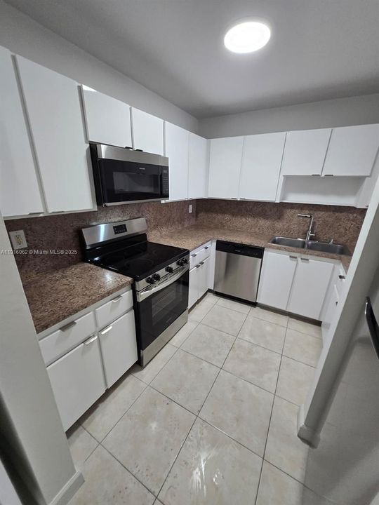 Active With Contract: $1,980 (2 beds, 1 baths, 980 Square Feet)