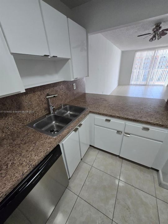 Active With Contract: $1,980 (2 beds, 1 baths, 980 Square Feet)