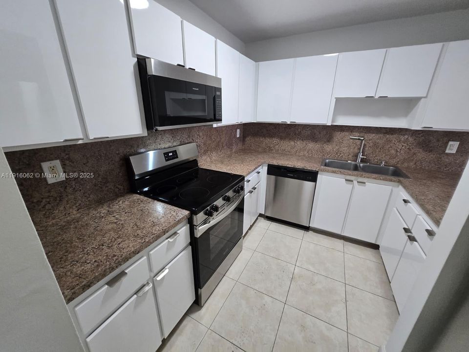 Active With Contract: $1,980 (2 beds, 1 baths, 980 Square Feet)