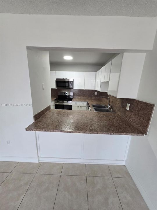 Active With Contract: $1,980 (2 beds, 1 baths, 980 Square Feet)