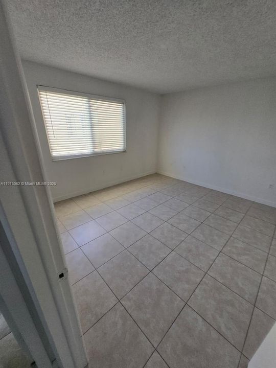 Active With Contract: $1,980 (2 beds, 1 baths, 980 Square Feet)