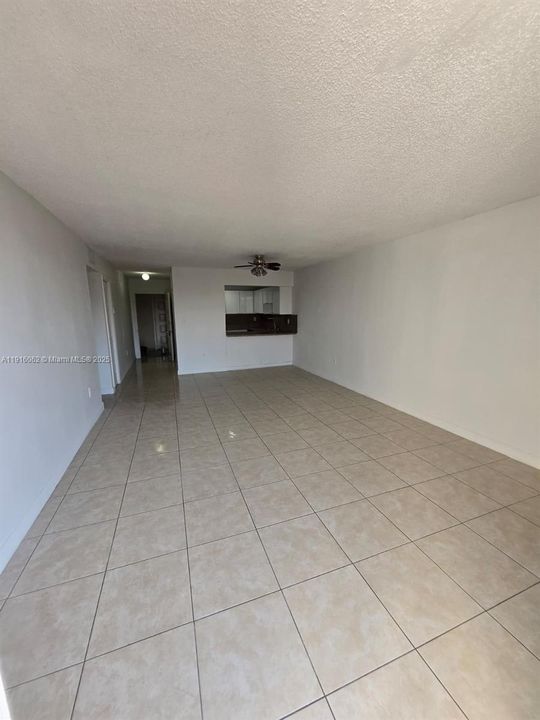 Active With Contract: $1,980 (2 beds, 1 baths, 980 Square Feet)