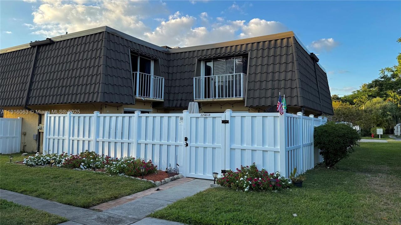 For Sale: $330,000 (2 beds, 2 baths, 1208 Square Feet)