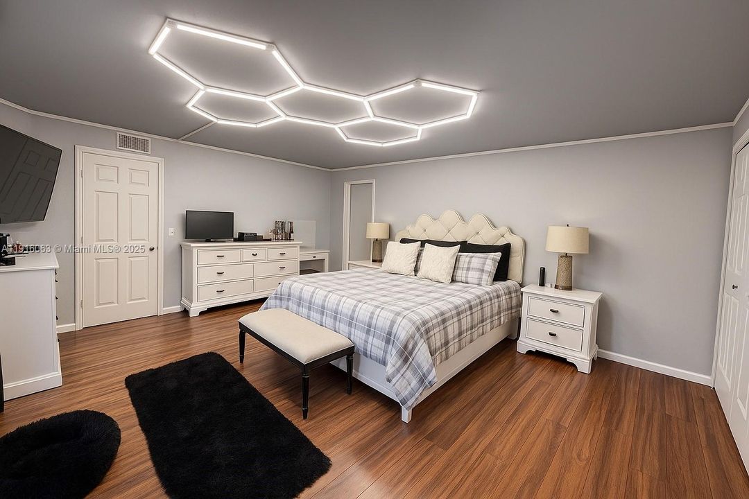 For Sale: $330,000 (2 beds, 2 baths, 1208 Square Feet)