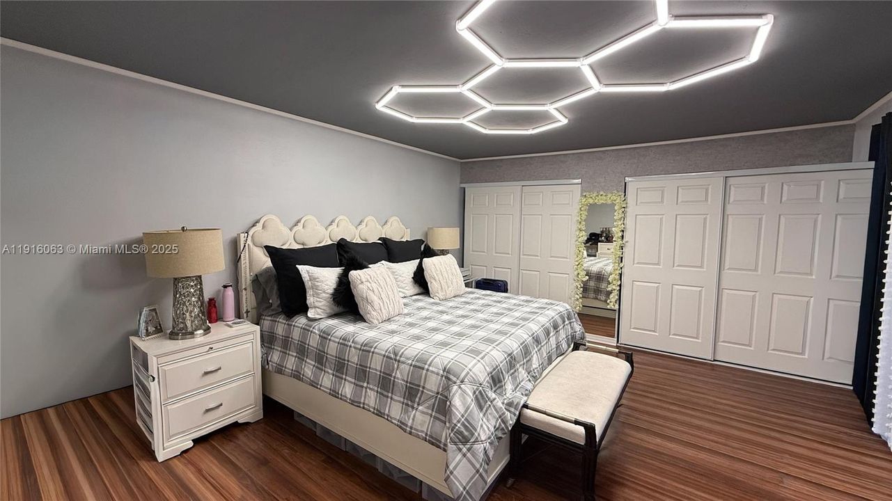 For Sale: $330,000 (2 beds, 2 baths, 1208 Square Feet)