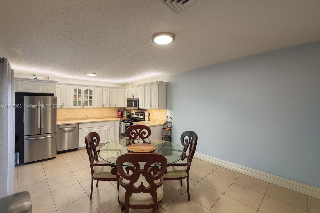 For Sale: $330,000 (2 beds, 2 baths, 1208 Square Feet)