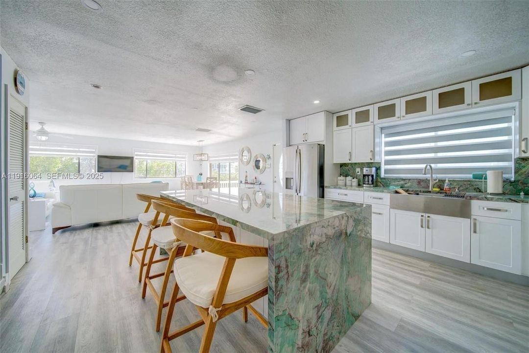 出租: $7,300 (3 贝兹, 2 浴室, 2208 平方英尺)