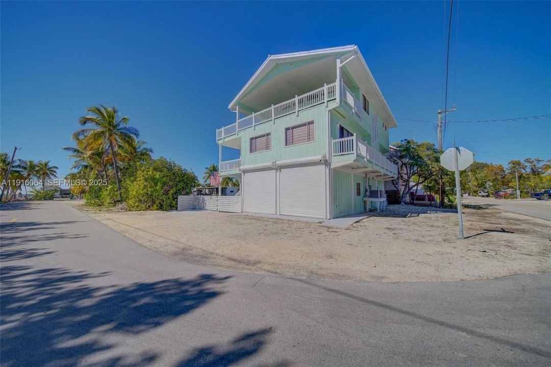 出租: $7,300 (3 贝兹, 2 浴室, 2208 平方英尺)