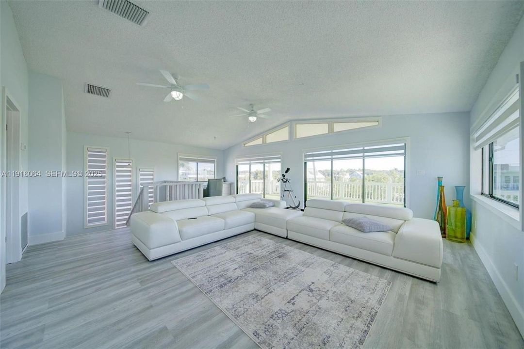 出租: $7,300 (3 贝兹, 2 浴室, 2208 平方英尺)