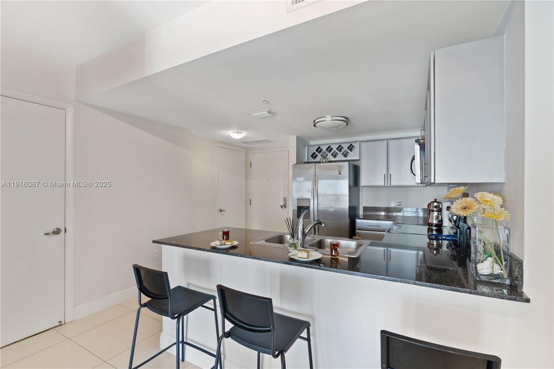 For Rent: $2,450 (1 beds, 1 baths, 637 Square Feet)