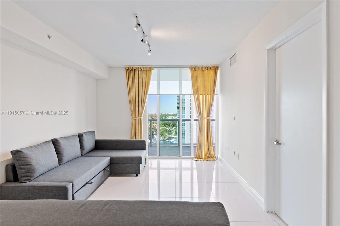 For Rent: $2,450 (1 beds, 1 baths, 637 Square Feet)