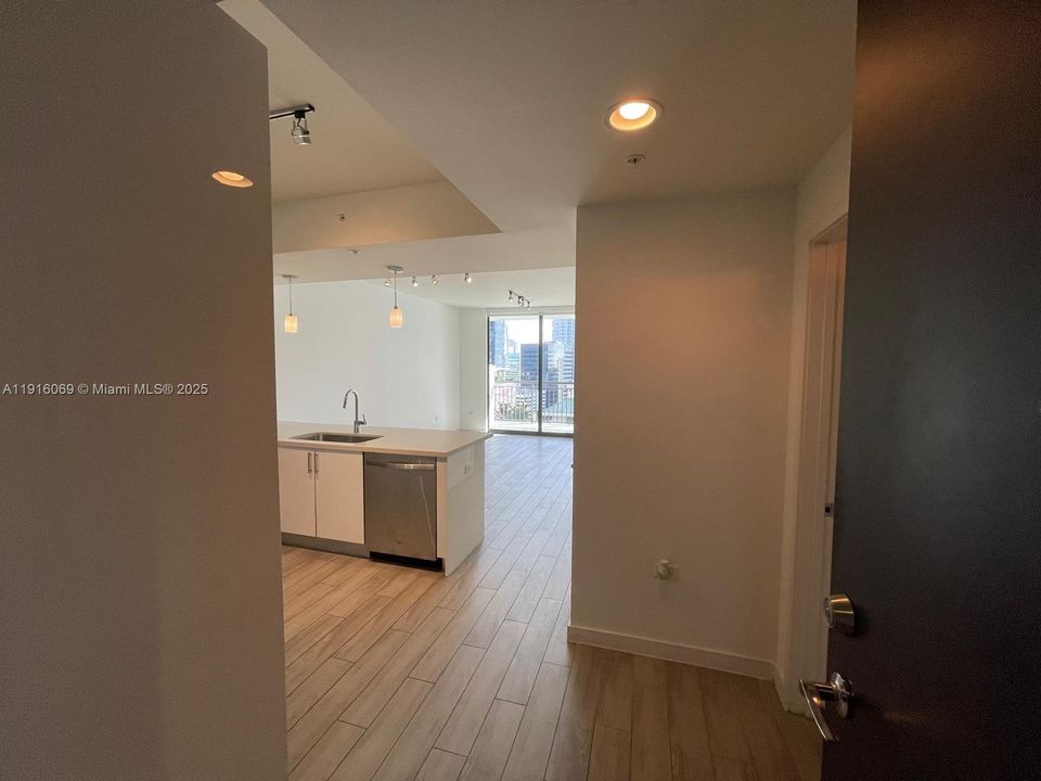 For Rent: $3,150 (1 beds, 1 baths, 674 Square Feet)